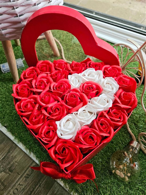 Cutie în forma de inima cu trandafiri sapun rosii și albi