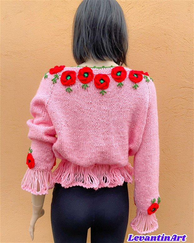 Pulover tricotat cu maci crosetati si frunze brodate, unicat. Bluza dama lucrata manual. Pulover roz handmade. Bluza cu flori 3D. Pulover scurt tricotat manual
