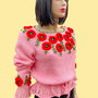 Pulover tricotat cu maci crosetati si frunze brodate, unicat. Bluza dama lucrata manual. Pulover roz handmade. Bluza cu flori 3D. Pulover scurt tricotat manual