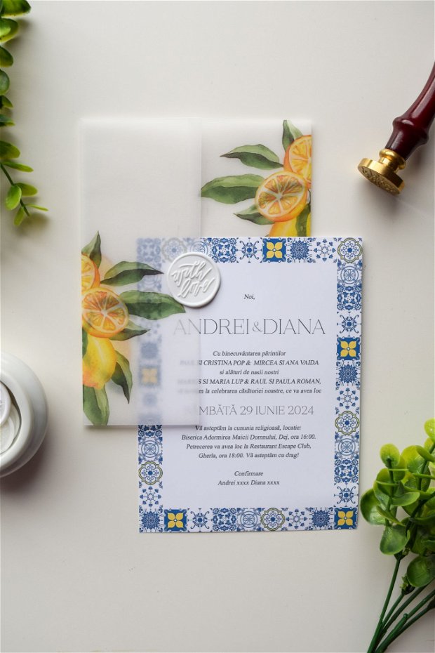 Invitație nuntă în stil mediteranean și lămâi învelită în hârtie calc decorat și sigiliu din ceară