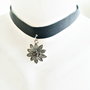 chocker piele cu pandantiv floare de colt