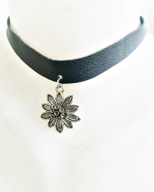 chocker piele cu pandantiv floare de colt
