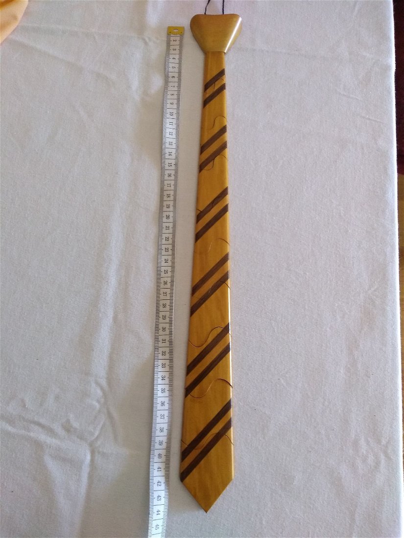 Cravata unicat din lemn realizata din piese tip puzzle