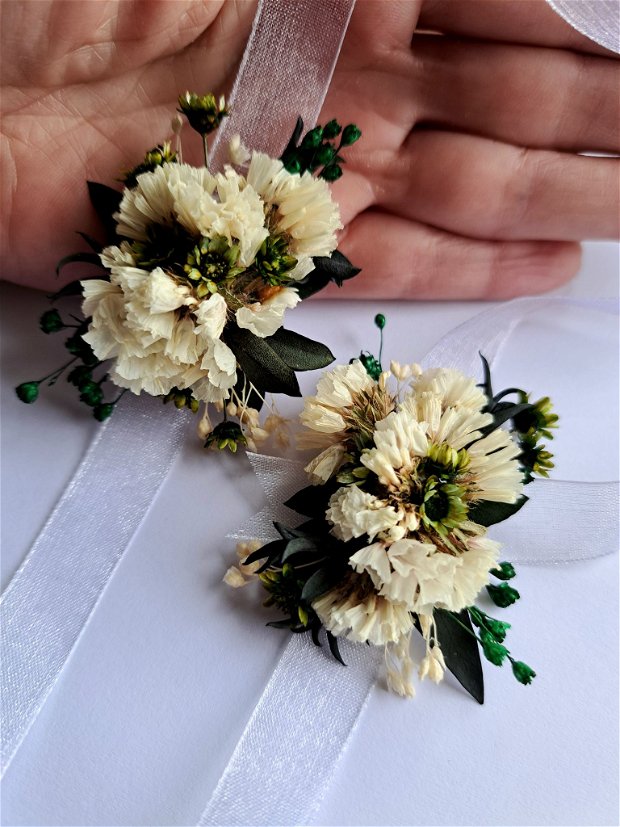 Cocarde / Brățări domnișoare onoare-flori naturale uscate și criogenate,  Alb Verde Olive