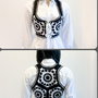 Vesta dama, scurta, cambrata, in doua culori. Vesta casual dama. Vesta boho tricotata negru cu alb. Veste elegante handmade