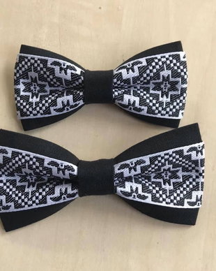Papion adult cu motive traditionale populare