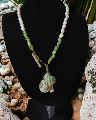 Colier perle cultura, peridot brut si melc natural aurit