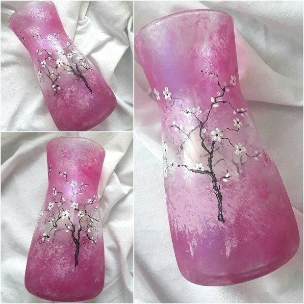Vaza din sticla pictata manual cu ciresi infloriti pe fond magenta