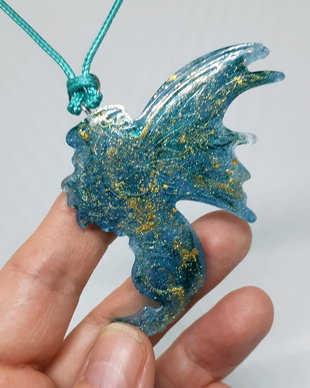 Pandantiv unicat in forma de dragon, din rasina UV pictata