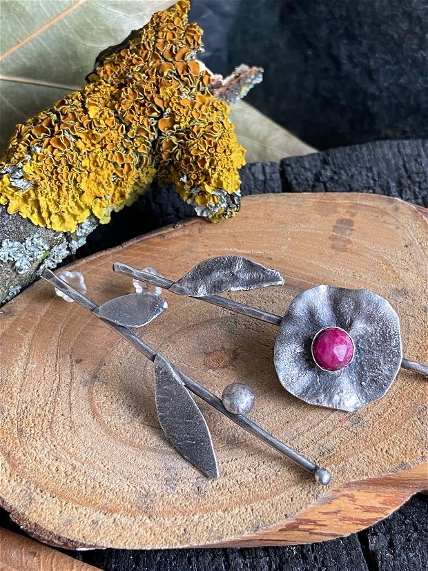 Cercei asimetrici cu tija, din argint 925 , partial oxidat, crenguta cu frunze si crenguta cu floare si rubin