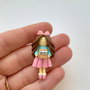 Brosa Fetita cu carte