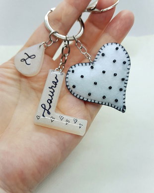 Breloc literă din rașină epoxidică personalizat- alb/crem-sidef