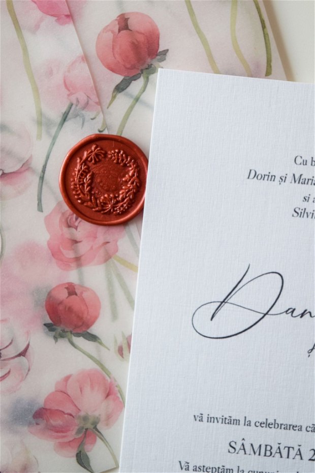 Invitație nuntă Pink Lovei învelită în hârtie calc decorat și sigiliu din ceară
