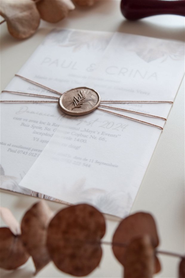 Invitație nuntă Fall in love învelită în hârtie calc, șnur și sigiliu din ceară