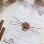 Invitație nuntă Fall in love învelită în hârtie calc, șnur și sigiliu din ceară
