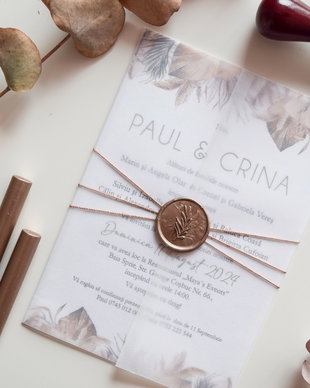 Invitație nuntă Fall in love învelită în hârtie calc, șnur și sigiliu din ceară