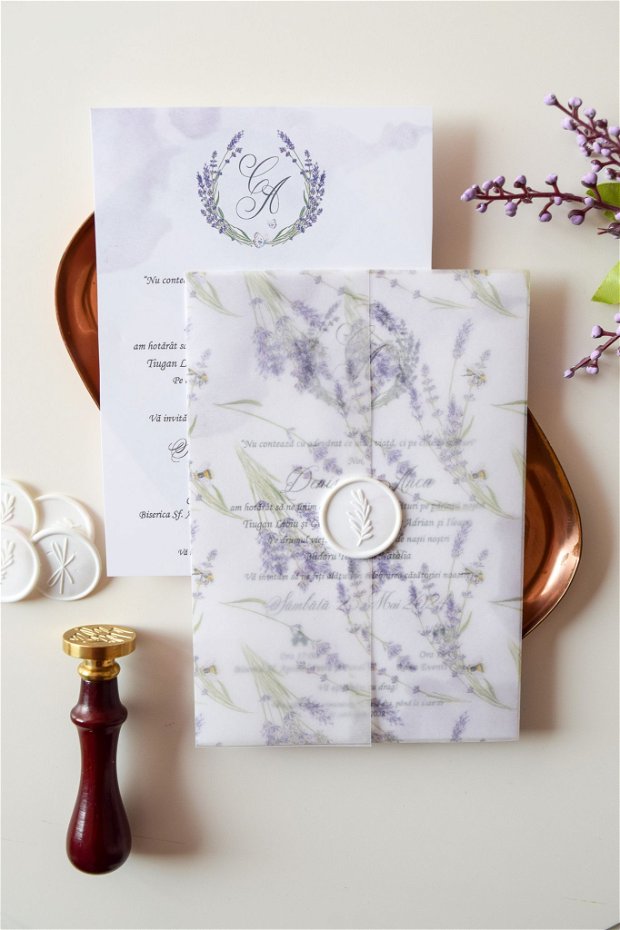 Invitație nuntă Lavandă învelită în hârtie calc decorat și sigiliu din ceară