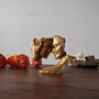 îmbratisare, ea si el, decor