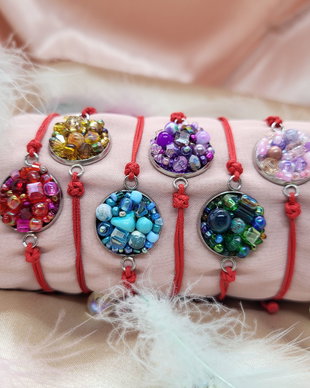 Bratara martisor reglabila cu nod de metanie si pietre colorate