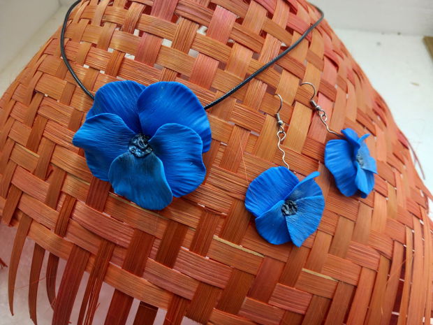 Set cu flori albastre din lut polimeric
