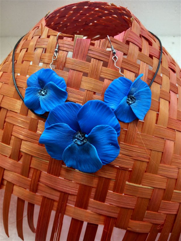 Set cu flori albastre din lut polimeric