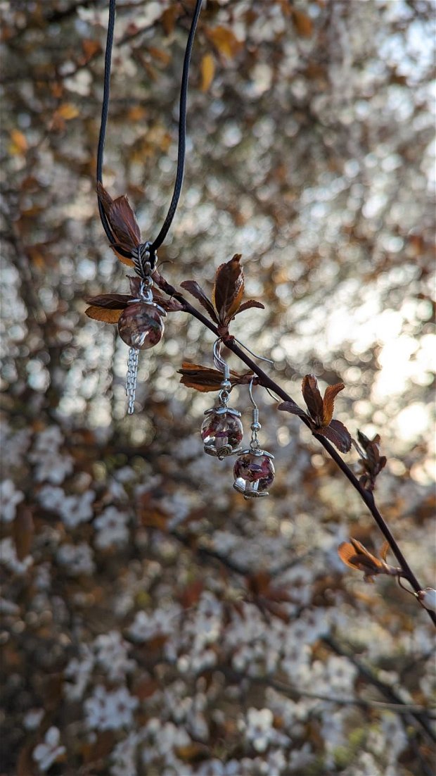 În bătaia soarelui_adierea primăverii-Set de două piese-colier și cercei din rășină cu bucăți de iarbă neagră
