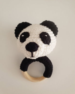 Urs panda crosetat pe inel de lemn