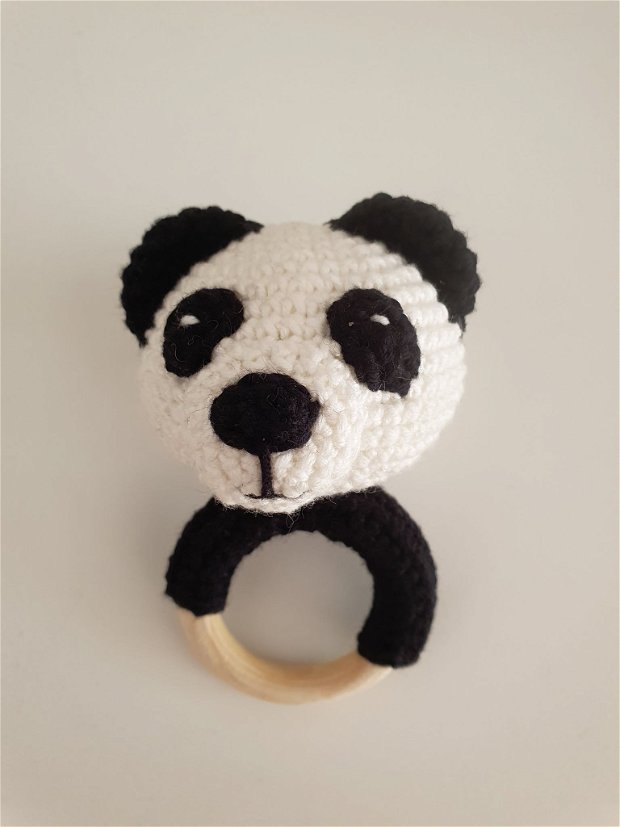 Urs panda crosetat pe inel de lemn