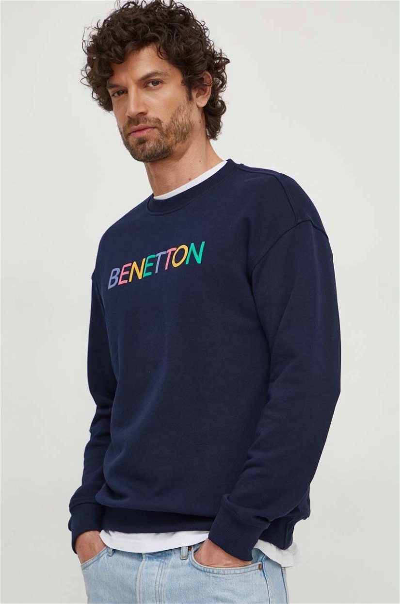 United Colors of Benetton hanorac de bumbac barbati, culoarea albastru marin, cu imprimeu