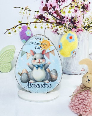 Decoratiune din lemn - Ou de Paste personalizat cu suport - Little bunny boy