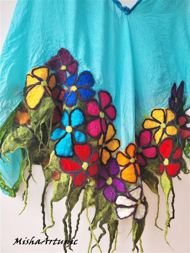 VANDUT - Bluza din matase naturala si flori multicolore impaslite