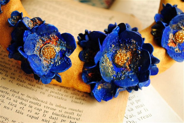 Colier statement Flowers are blue