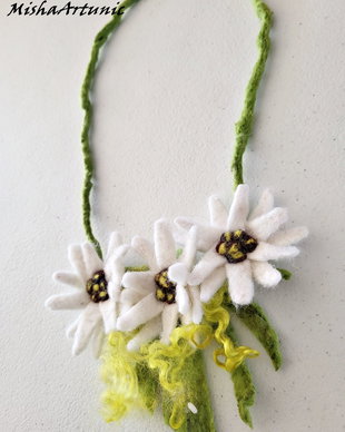 Colier impaslit, cu flori de colt