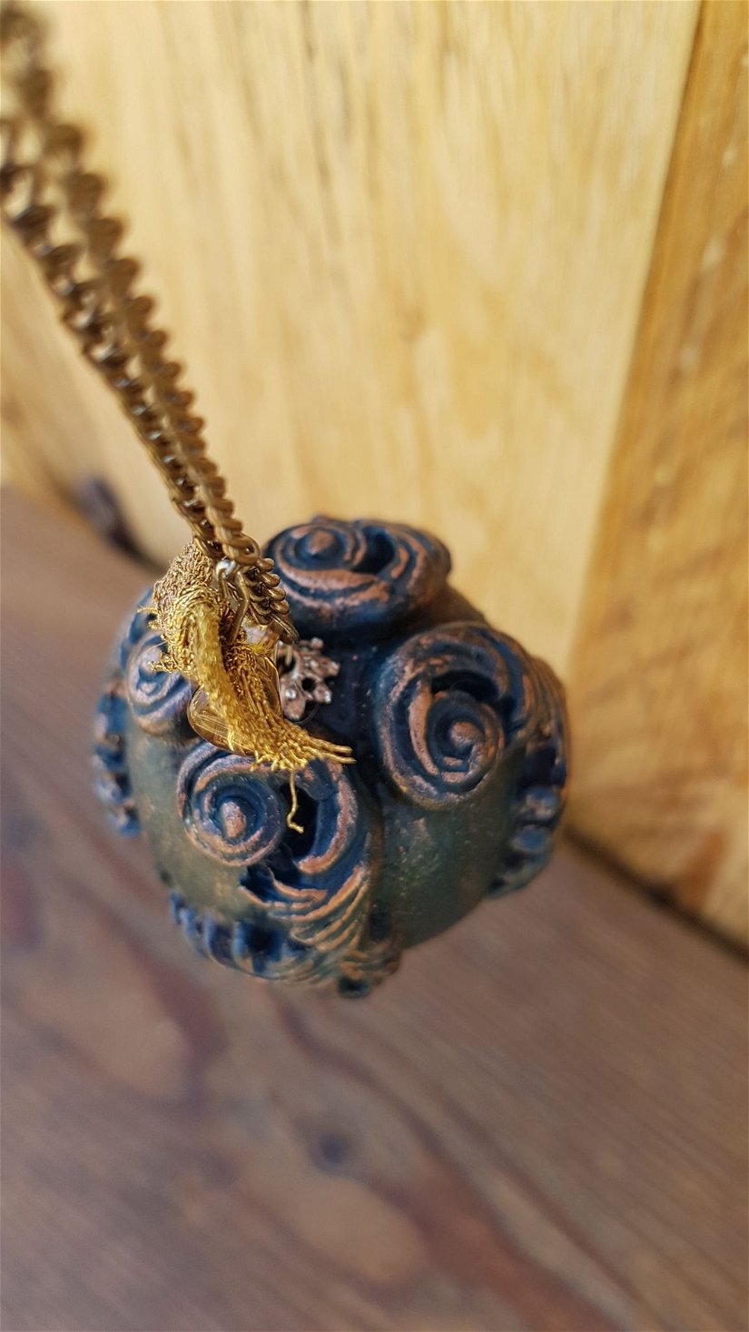 Decoratiune suspendata, handmade - "Fleur de lis"