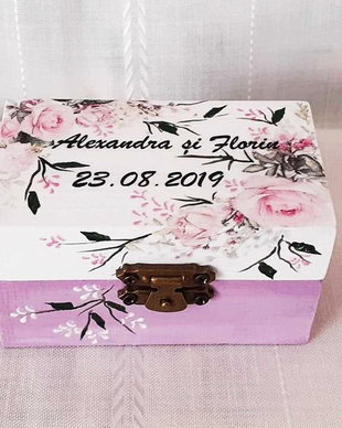 Cutiuta de verighete cu flori roz