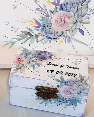 Cutiuta de verighete cu flori lila si mov