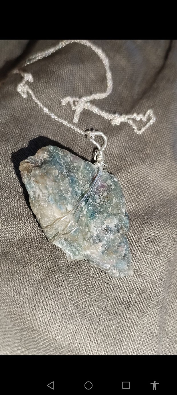 Pandantiv din argint și rubin în kyanit verde și albastru brut unicat