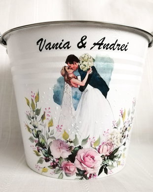 Galeata miresei, trandafiri roz si miri romantici