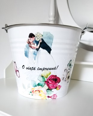 Galeata miresei, trandafiri rosii si miri romantici