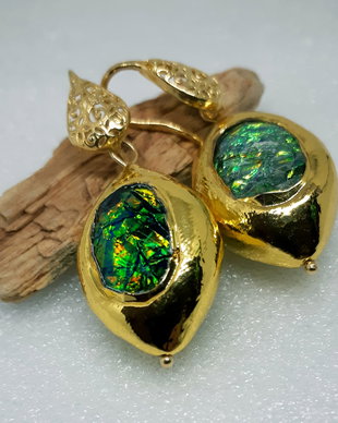 Cercei unicat, atarnatori, stil Art Nouveau, cu agatatoare filigranata din argint aurit si elemente de sticla aurie si dicroica