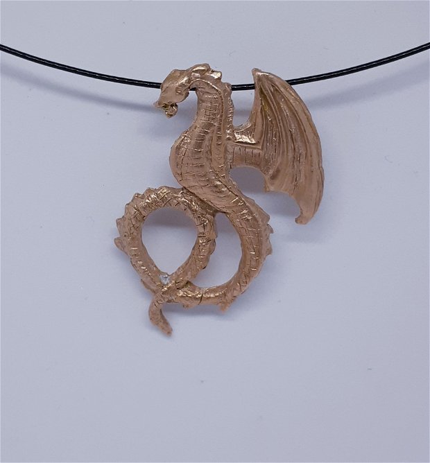 Pandantiv unicat, in forma de dragon, din bronz auriu