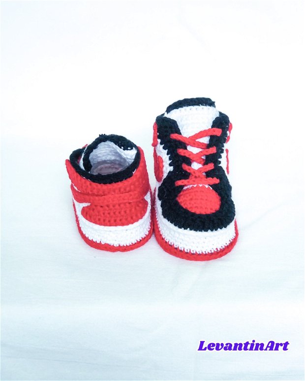 Botosei unisex pentru bebelusi 0-6 luni. Culori la alegere. Bascheti imitatie Nike Air Jordan. Incaltaminte nounascuti handmade. LA COMANDA