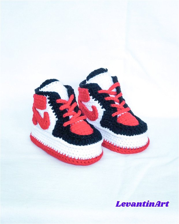 Botosei unisex pentru bebelusi 0-6 luni. Culori la alegere. Bascheti imitatie Nike Air Jordan. Incaltaminte nounascuti handmade. LA COMANDA