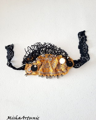 VANDUT Bratara impaslita si accesorizata cu broderie, elemente metalice, dantela