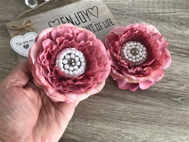 Brosa florala cu miez de perle・Brosa cu petale roz・Brosa supradimensionata cu foare roz・Brosa