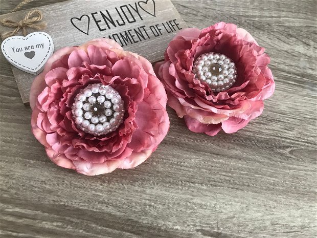 Brosa florala cu miez de perle・Brosa cu petale roz・Brosa supradimensionata cu foare roz・Brosa