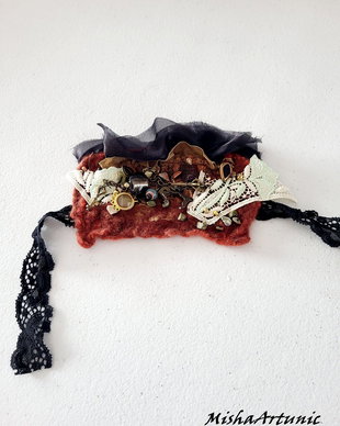 Bratara impasllita si accesorizata cu organza, elemente metalice si malachit