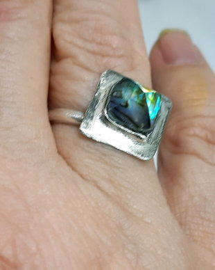 Inel unicat, asimetric, cu platou patrat, din argint fin, cu cabochon piramidal abalone sugar loaf