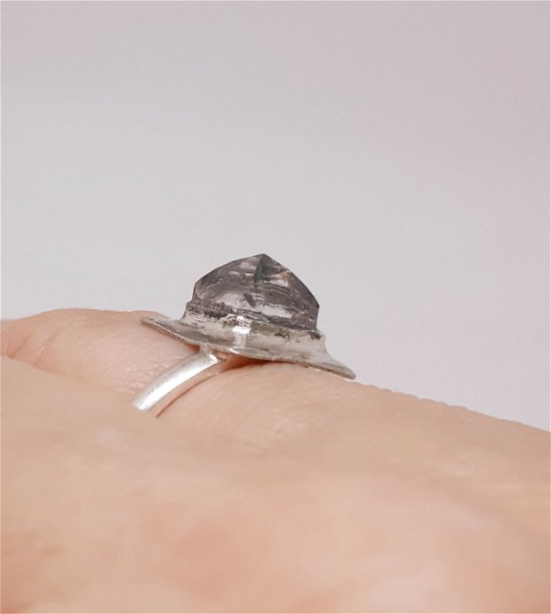Inel unicat, asimetric, cu platou patrat, din argint fin, cu cabochon piramidal abalone sugar loaf