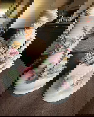 GRĂDINAR CU ROABA DE FLORI ȘI VAZA PORTELAN